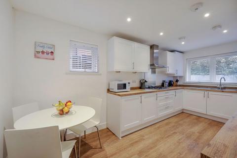6 Four Oaks, Oxted, RH8 0EZ
