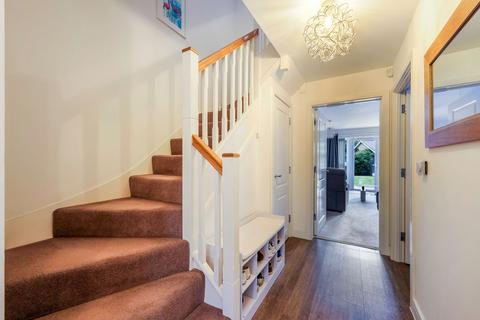 6 Four Oaks, Oxted, RH8 0EZ