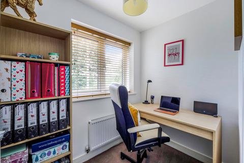 6 Four Oaks, Oxted, RH8 0EZ