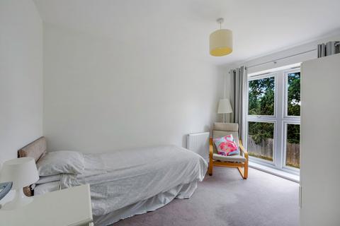 6 Four Oaks, Oxted, RH8 0EZ