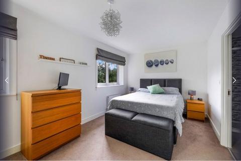 6 Four Oaks, Oxted, RH8 0EZ