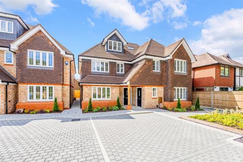 4 bedroom semi-detached house for sale - Bluehouse Lane, Oxted RH8