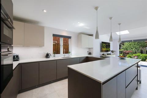 43b Whyteleafe Road, Caterham, CR3 5EG