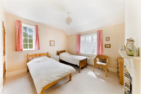 2, Paygate Cottages Godstone Road, Oxted, RH8 9NG