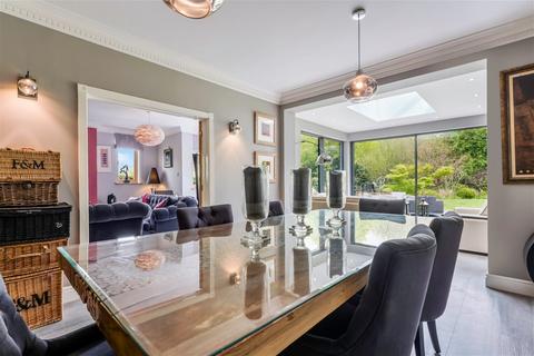 1 Brassey Close, Oxted, RH8 0EX