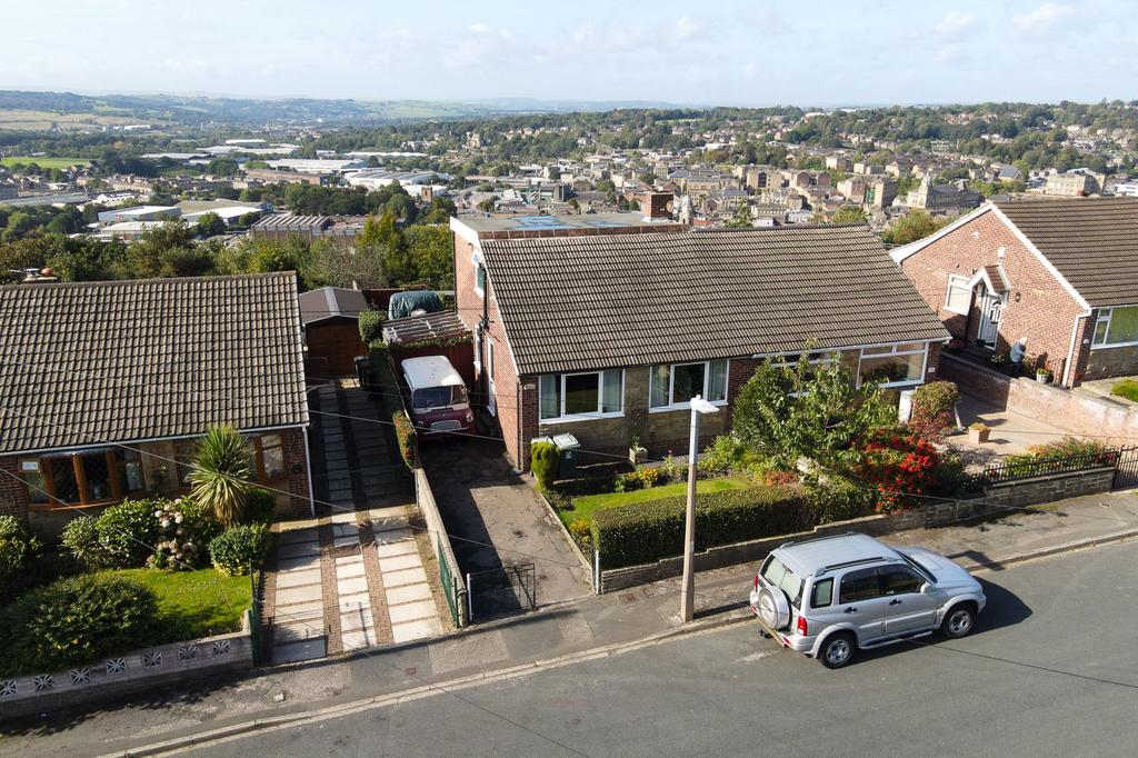 Pennine Road, Dewsbury, WF12 3 bed semidetached bungalow for sale £
