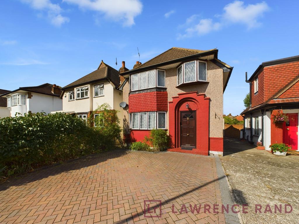 The Fairway, Ruislip, HA4 3 bed detached house for sale £600,000