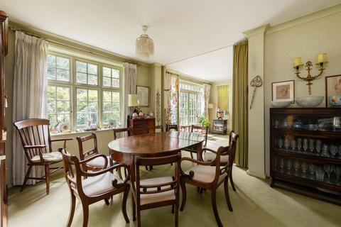 126 West Heath Road, London, NW3 7TU