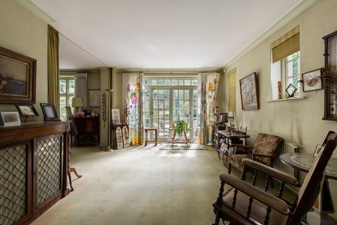 126 West Heath Road, London, NW3 7TU