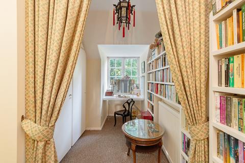 126 West Heath Road, London, NW3 7TU