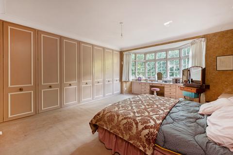 126 West Heath Road, London, NW3 7TU