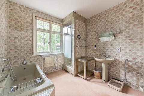 126 West Heath Road, London, NW3 7TU
