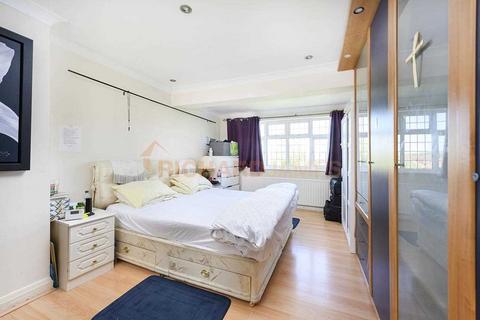 3 bedroom semi-detached house for sale - Elmgate Gardens, Edgware