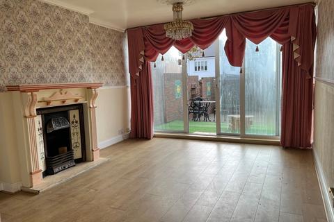 3 bedroom end of terrace house to rent, Spacious 3 Bedroom House, with Private Garden - Kesteven Close, Hainault, Essex, IG6