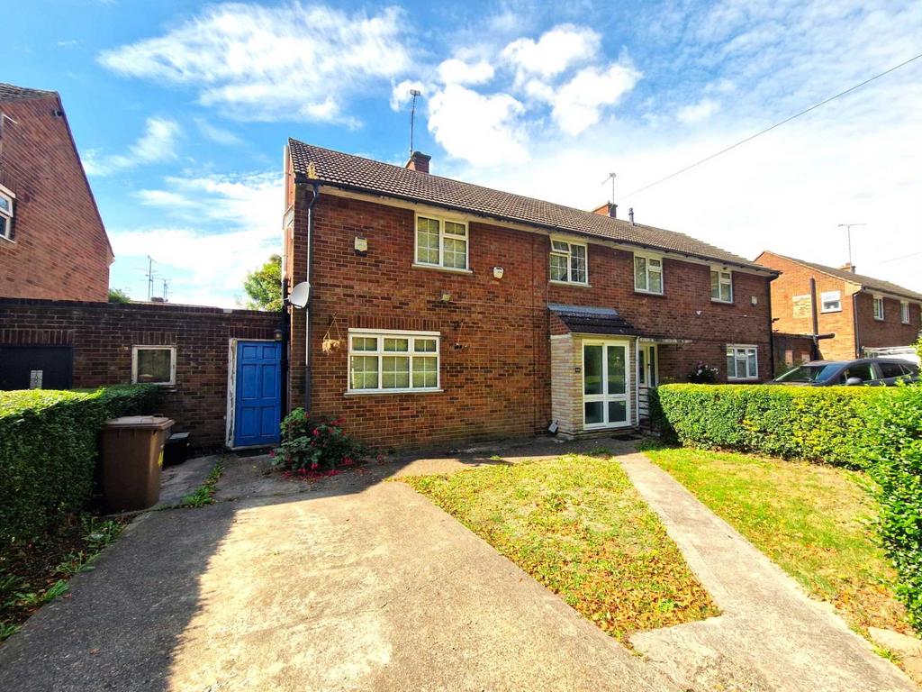 Spinney Road, Luton LU3 3 bed semidetached house £1,600 pcm (£369 pw)