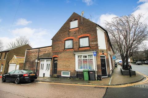 Detached house to rent, Hibbert Street, Luton LU1