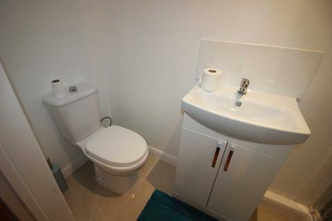 Detached house to rent, Hibbert Street, Luton LU1