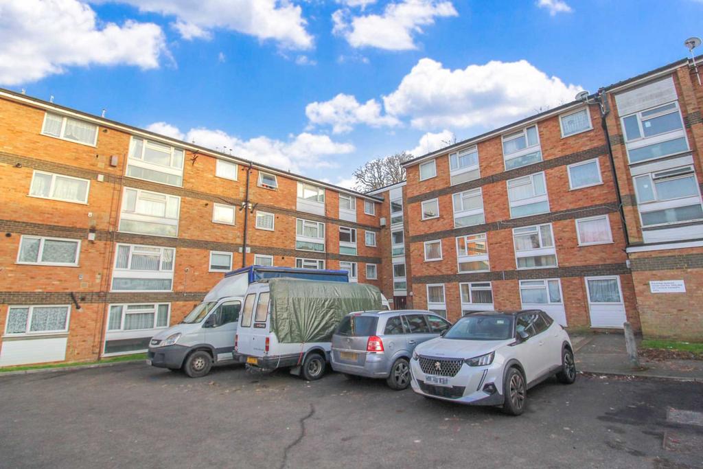 Brook Street, Luton LU3 2 bed flat - £150,000