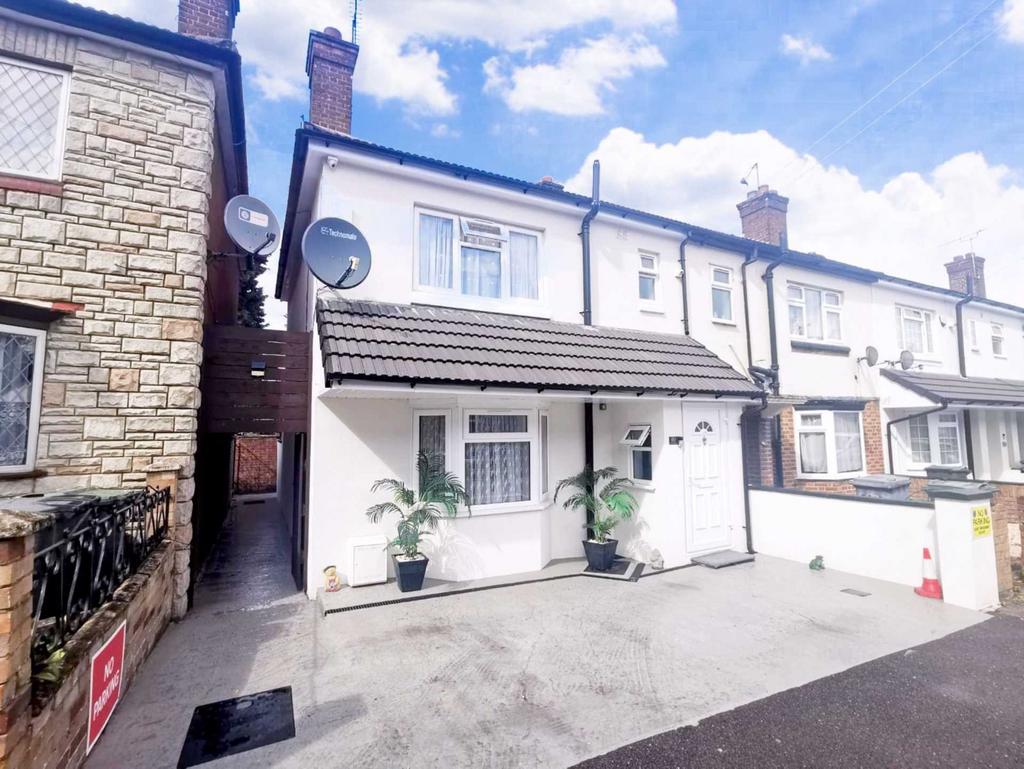 Summerfield Road, Luton LU1 3 bed terraced house for sale £365,000