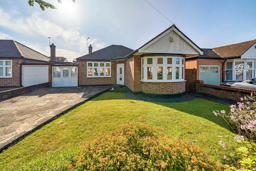 Willow Grove, Ruislip, HA4 3 bed bungalow for sale £725,000