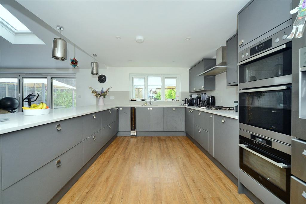Mortimer Crescent, Worcester Park, Surrey, KT4 5 bed detached house for