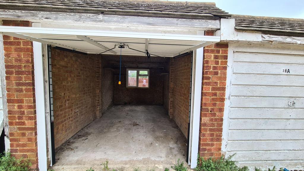 Garage Sterling Avenue, Edgware, HA8 Garage to rent £90 pcm (£21 pw)