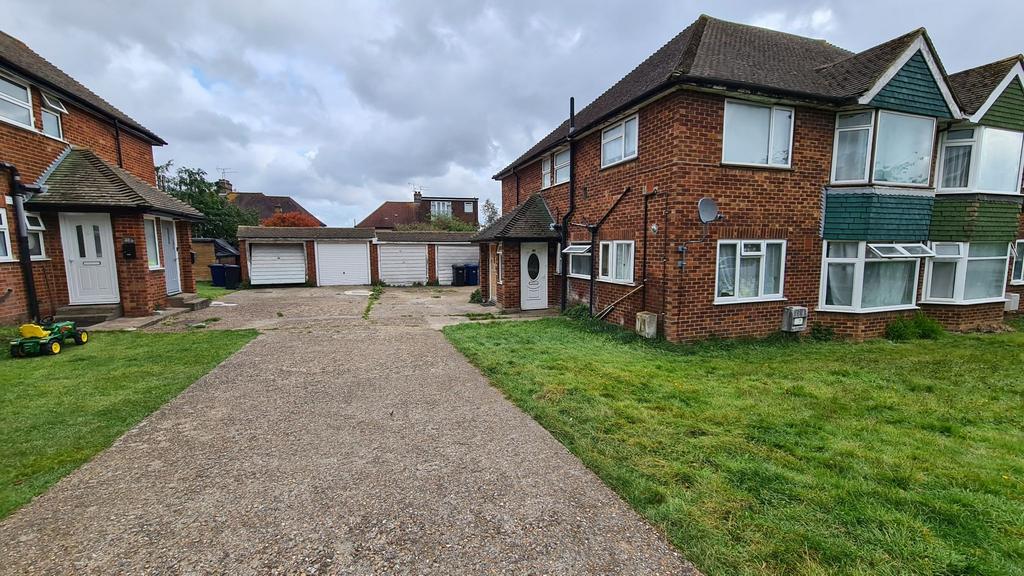 Garage Sterling Avenue, Edgware, HA8 Garage £90 pcm (£21 pw)