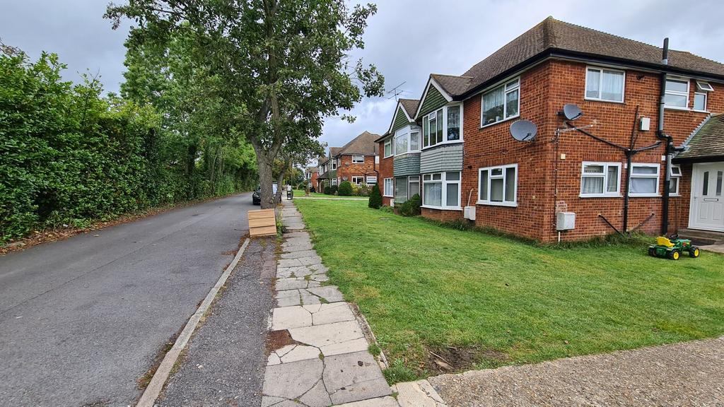 Garage Sterling Avenue, Edgware, HA8 Garage £90 pcm (£21 pw)