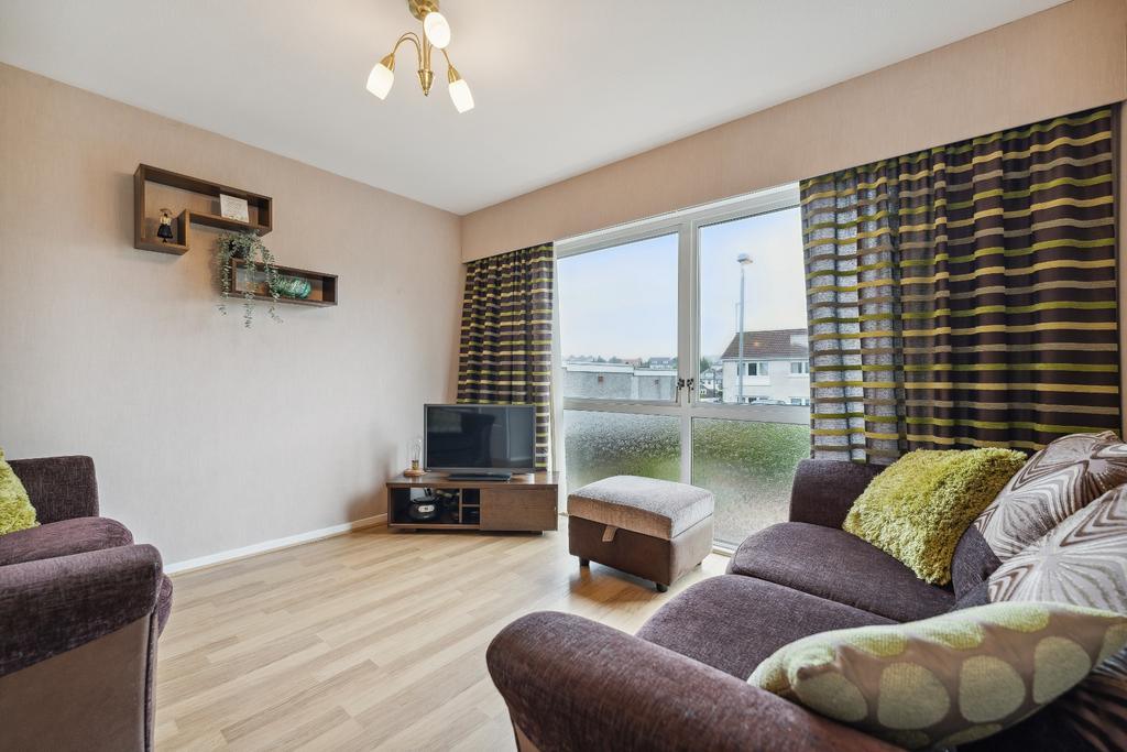 Hawthorn Road, Busby, East Renfrewshire, G76 8EL 3 bed end of terrace