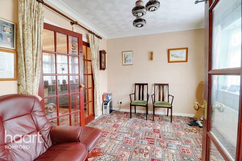 78 Garry Way, Romford, RM1 4AW