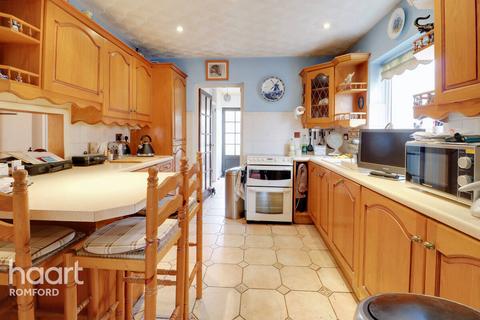 78 Garry Way, Romford, RM1 4AW