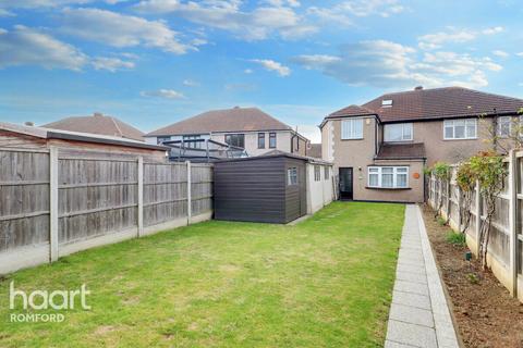 78 Garry Way, Romford, RM1 4AW