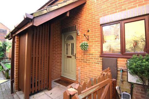 2 bedroom semi-detached house for sale - Wyatt Close,, Downley, High Wycombe, HP13