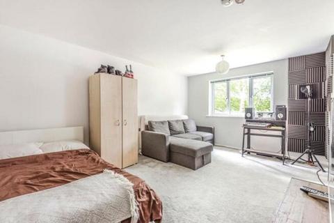 Studio to rent, Inwen Court, Grinstead Road, Deptford, London, SE8