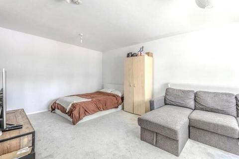 Studio to rent, Inwen Court, Grinstead Road, Deptford, London, SE8