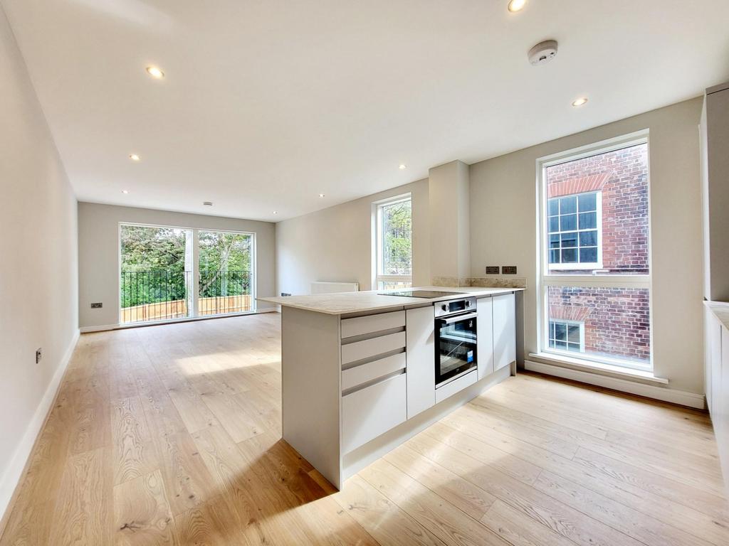 St Gardens, Bramhall Lane... 2 bed flat £1,250 pcm (£288 pw)