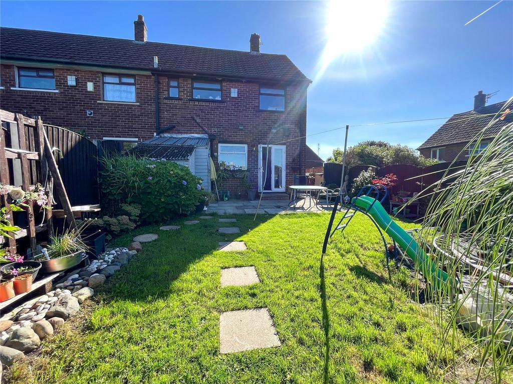 Cumberland Grove, AshtonunderLyne, Greater Manchester, OL7 2 bed end