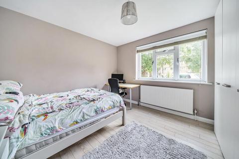 37 Beaconsfield Close, London, W4 4EL
