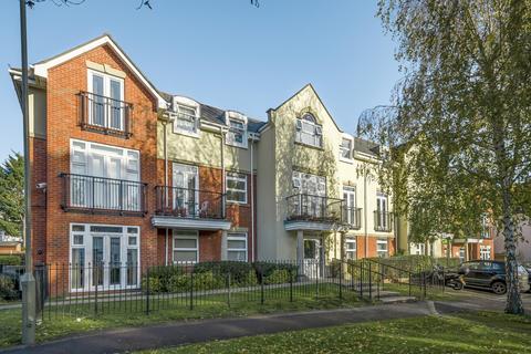 2 bedroom flat for sale, Mayfair Court, Stonegrove, Edgware HA8