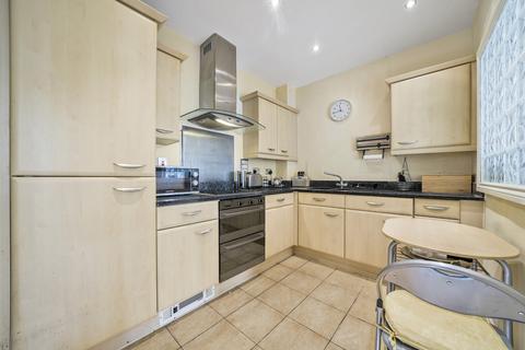 2 bedroom flat for sale, Mayfair Court, Stonegrove, Edgware HA8