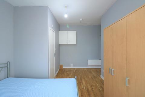 1 bedroom in a house share to rent, Cecil Avenue, Barking IG11