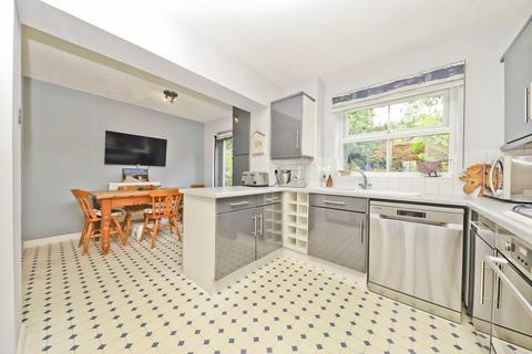 8 Wellington Close, Watford, WD19 5BF