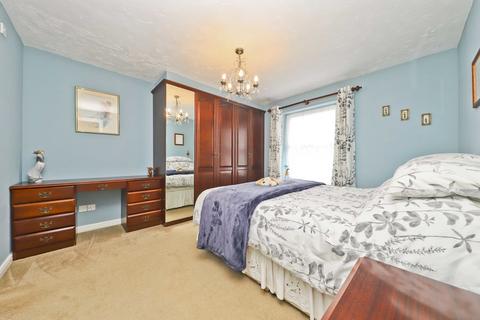 8 Wellington Close, Watford, WD19 5BF