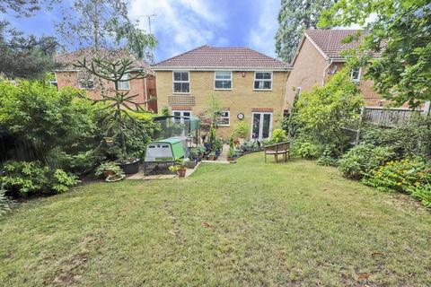 8 Wellington Close, Watford, WD19 5BF