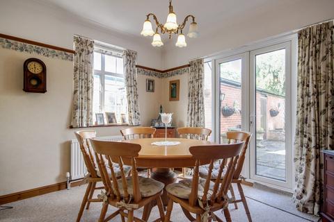 3 bedroom detached bungalow for sale - Barkham Road, Wokingham