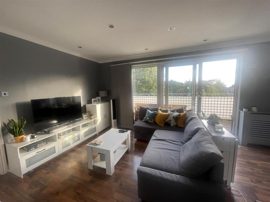 St. Marys Lane, Upminster 2 bed flat £1,600 pcm (£369 pw)