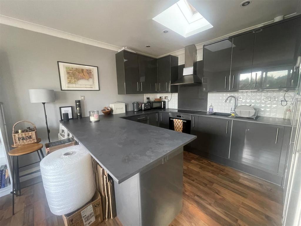 St. Marys Lane, Upminster 2 bed flat £1,600 pcm (£369 pw)