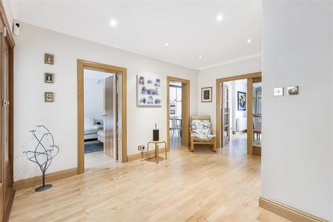 2 Barn Close, Radlett, WD7 8LN