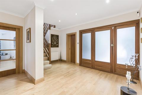 2 Barn Close, Radlett, WD7 8LN
