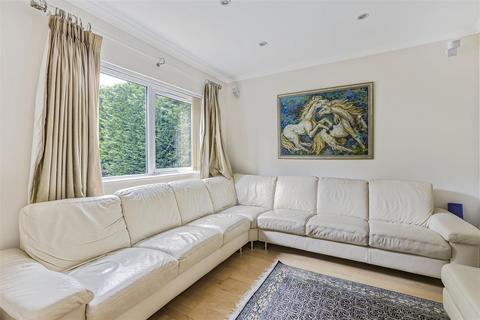 2 Barn Close, Radlett, WD7 8LN